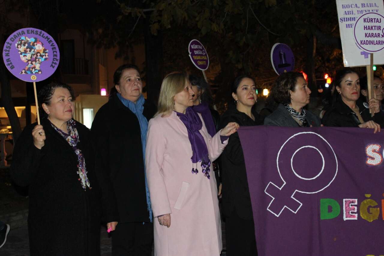 Menteşe Kadın Platformu, 25 Kasım’da Sokakları Doldurdu: “Dünya Yerinden Oynar, Kadınlar Özgür Olsa!” 15